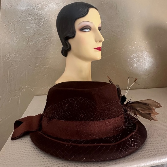 EXTRAORDINARY 1940s\' BROWN FELT FEDORA/SPLIT CROWN, VEIL & FEATHER \